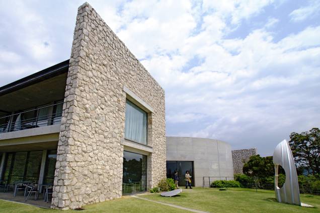 Hóspedes dos edifícios "Museum" e "Oval" têm acesso 24h às obras de arte dos museus onde dormem. Diárias custam em torno de 25.000 yen/noite (aproximadamente 200 dólares). Também é possível se hospedar em outras pousadas na ilha ou na casa de moradores da região