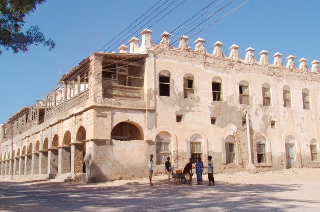 <strong>BERBERA</strong>Os viajantes geralmente entram na Somalilândia via Etiópia (um dos mais populares países africanos entre mochileiros) e pagam uma visita à cidade portuária de Berbera, banhada pelas águas do Golfo de Áden e dona de um pitoresco centro histórico.