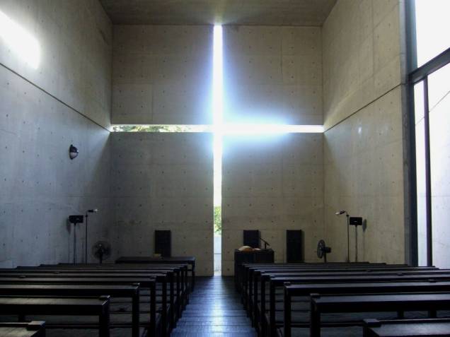 O interior austero da Igreja da Luz é completamente dominado pela cruz vazada na parede, que deixa penetrar um fortemente simbólico facho de luz O interior austero da Igreja da Luz é completamente dominado pela cruz vazada na parede, que deixa penetrar um fortemente simbólico facho de luz