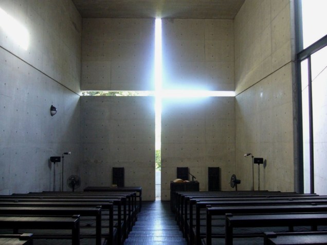 O interior austero da Igreja da Luz é completamente dominado pela cruz vazada na parede, que deixa penetrar um fortemente simbólico facho de luz