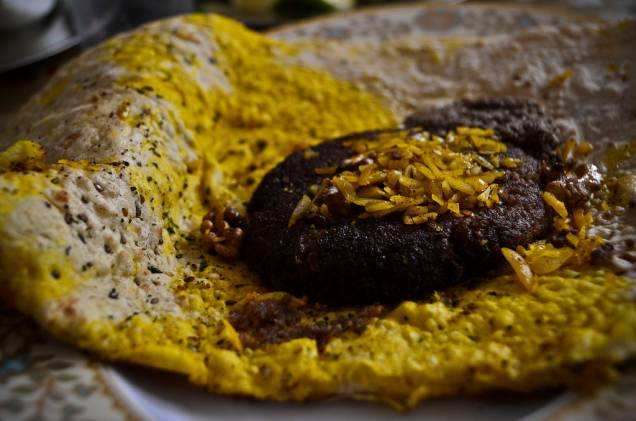O berian é uma esfihinha de carne de cordeiro moída, acompanhada de pão nan, típico de Isfahan