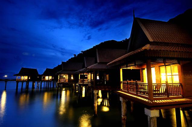 <strong><a href="http://www.booking.com/hotel/my/berjaya-langkawi-beach-spa-resort.pt-br.html?aid=332455&label=viagemabril-hoteisflutuantes" rel="Berjaya Resort" target="_blank">Berjaya Resort</a> – Langkawi (Malásia)</strong>O resort Berjaya Langkawi, na Malásia, está disposto em 28 hectares de floresta tropical e águas cristalinas do mar Andamão, no Oceano Índico. 