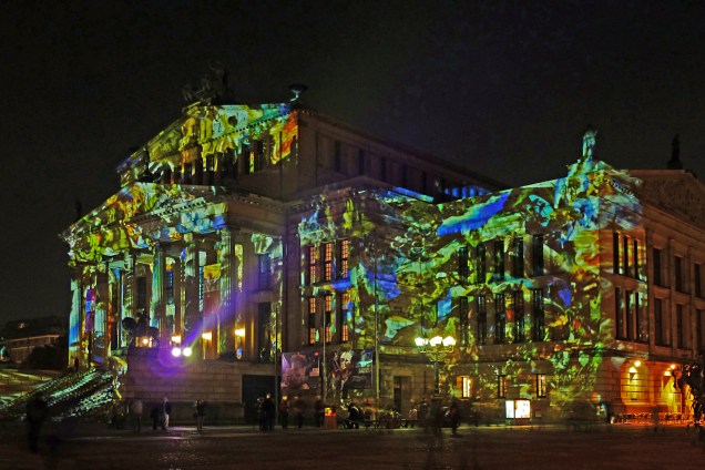 <strong>Festival of Lights – <a href="https://viajeaqui.abril.com.br/cidades/alemanha-berlim" rel="Berlim - Alemanha" target="_blank">Berlim </a></strong><strong><a href="https://viajeaqui.abril.com.br/cidades/alemanha-berlim" rel="Berlim - Alemanha" target="_blank">–</a></strong><strong><a href="https://viajeaqui.abril.com.br/cidades/alemanha-berlim" rel="Berlim - Alemanha" target="_blank"> Alemanha</a></strong> As luzes ficam acesas à noite (claro), de 19h às 00h. Esta é a Casa de Concertos de Berlim, teatro construído em 1821. Não é preciso pagar entrada para ver as luzes, as ruas seguem com livre trânsito e inclusive algumas são fechadas para carros durante o evento. Confira a data precisa do festival e a programação completa no <a href="https://festival-of-lights.de/en/" rel="site oficial do evento" target="_blank">site oficial do evento</a>. Todo ano são montados tours guiados, inclusive tours acessíveis a pessoas com deficiência <strong>Festival of Lights – <a href="https://viajeaqui.abril.com.br/cidades/alemanha-berlim" rel="Berlim - Alemanha" target="_blank">Berlim </a></strong><strong><a href="https://viajeaqui.abril.com.br/cidades/alemanha-berlim" rel="Berlim - Alemanha" target="_blank">–</a></strong><strong><a href="https://viajeaqui.abril.com.br/cidades/alemanha-berlim" rel="Berlim - Alemanha" target="_blank"> Alemanha</a></strong> As luzes ficam acesas à noite (claro), de 19h às 00h. Esta é a Casa de Concertos de Berlim, teatro construído em 1821. Não é preciso pagar entrada para ver as luzes, as ruas seguem com livre trânsito e inclusive algumas são fechadas para carros durante o evento. Confira a data precisa do festival e a programação completa no <a href="https://festival-of-lights.de/en/" rel="site oficial do evento" target="_blank">site oficial do evento</a>. Todo ano são montados tours guiados, inclusive tours acessíveis a pessoas com deficiência