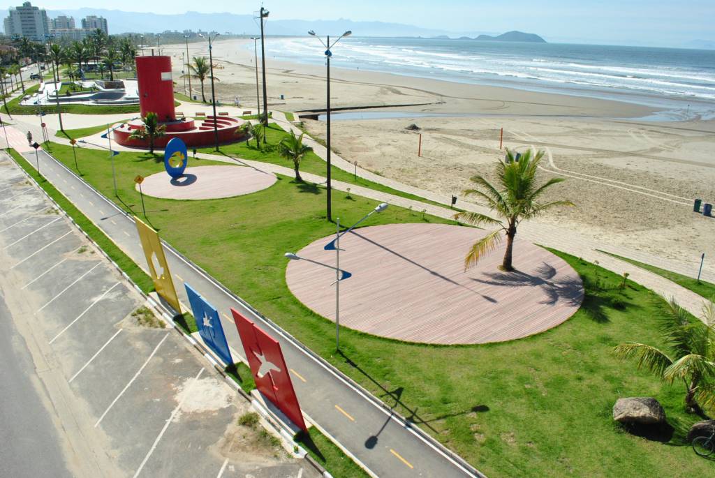 Orla da praia da Enseada de Bertioga, no litoral do estado de São Paulo