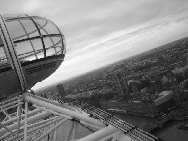 A famosa roda-gigante London Eye, passeio obrigatório em Londres, Inglaterra