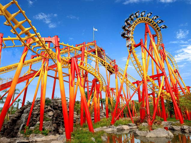 Montanha russa invertida "Fire Whip" ou "Chicote de Fogo", no parque Beto Carrero World, em Penha, Santa Catarina Montanha russa invertida "Fire Whip" ou "Chicote de Fogo", no parque Beto Carrero World, em Penha, Santa Catarina