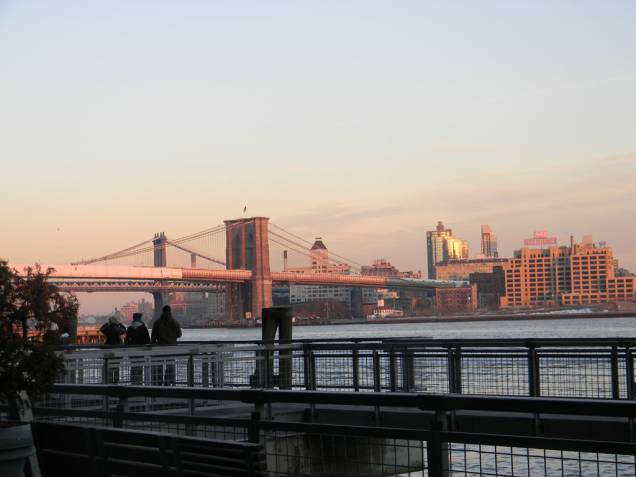 Outra forma de curtir a explosão colorida do céu nova-iorquino é dando um passio pelo <a href="http://viajeaqui.abril.com.br/estabelecimentos/estados-unidos-nova-york-atracao-brooklyn-bridge" rel="Brooklyn Bridge" target="_self">Brooklyn Bridge</a>