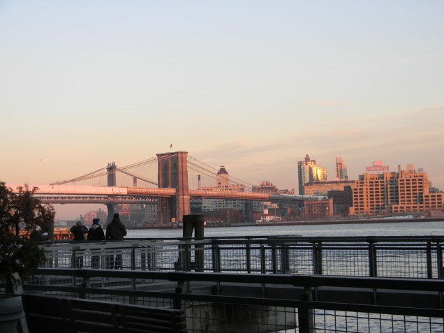 Outra forma de curtir a explosão colorida do céu nova-iorquino é dando um passio pelo <a href="https://viajeaqui.abril.com.br/estabelecimentos/estados-unidos-nova-york-atracao-brooklyn-bridge" rel="Brooklyn Bridge" target="_self">Brooklyn Bridge</a>