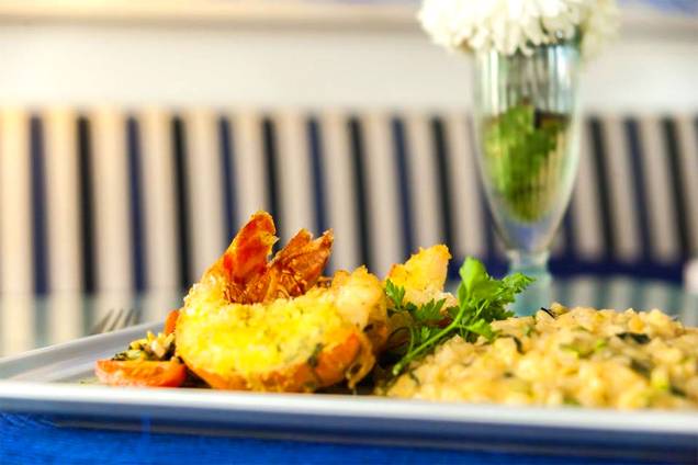 <strong><a href="https://viajeaqui.abril.com.br/estabelecimentos/br-ma-sao-luis-restaurante-biana-bistro" rel="Biana Bistrô">Biana Bistrô</a>, <a href="https://viajeaqui.abril.com.br/cidades/br-ma-sao-luis" rel="São Luís" target="_self">São Luís</a>, <a href="https://viajeaqui.abril.com.br/estados/br-maranhao" rel="Maranhão" target="_self">Maranhão</a></strong> O charme desse quiosque fechado à beira do mar é um convite aos visitantes, com decoração simples, mas delicada. Da cozinha, saem receitas boas com uma pitada de sofisticação do chef Júnior Belém, como <strong>camarões com risoto</strong> e pescada com risoto de alho poró e cebola roxa. O atendimento cordial vale uma esticadinha para a sobremesa, com frutas da estação acompanhadas de sorvete e caramelo de maracujá <em><a href="https://www.booking.com/city/br/sao-luis.pt-br.html?aid=332455&label=viagemabril-restaurantes-no-nordeste" rel="Veja preços de hotéis em São Luís no Booking.com" target="_blank">Veja preços de hotéis em São Luís no Booking.com</a></em> <strong><a href="https://viajeaqui.abril.com.br/estabelecimentos/br-ma-sao-luis-restaurante-biana-bistro" rel="Biana Bistrô">Biana Bistrô</a>, <a href="https://viajeaqui.abril.com.br/cidades/br-ma-sao-luis" rel="São Luís" target="_self">São Luís</a>, <a href="https://viajeaqui.abril.com.br/estados/br-maranhao" rel="Maranhão" target="_self">Maranhão</a></strong> O charme desse quiosque fechado à beira do mar é um convite aos visitantes, com decoração simples, mas delicada. Da cozinha, saem receitas boas com uma pitada de sofisticação do chef Júnior Belém, como <strong>camarões com risoto</strong> e pescada com risoto de alho poró e cebola roxa. O atendimento cordial vale uma esticadinha para a sobremesa, com frutas da estação acompanhadas de sorvete e caramelo de maracujá <em><a href="https://www.booking.com/city/br/sao-luis.pt-br.html?aid=332455&label=viagemabril-restaurantes-no-nordeste" rel="Veja preços de hotéis em São Luís no Booking.com" target="_blank">Veja preços de hotéis em São Luís no Booking.com</a></em>