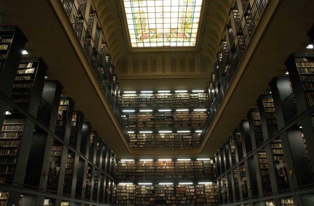 Entre os itens mais preciosos da biblioteca, estão milhares de mapas manuscritos de várias épocas