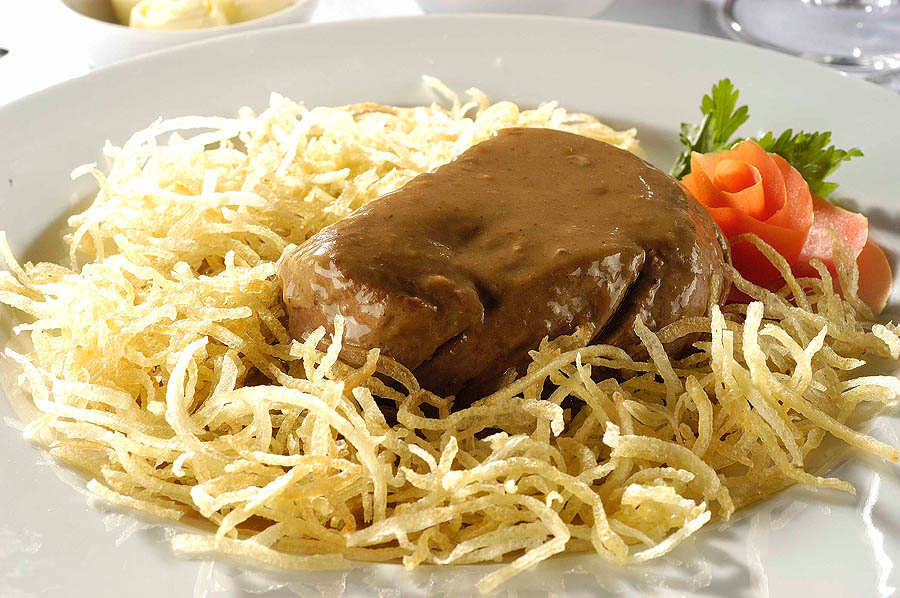 O Bife à "a Bela Sintra", da <strong>A Bela Sintra</strong>, em <a href="https://viajeaqui.abril.com.br/cidades/br-sp-sao-paulo/" rel="São Paulo" target="_blank">São Paulo</a>, trata-se de um filé mignon com caldo verde, vinho e creme de leite,  acompanhado de batata sauté.