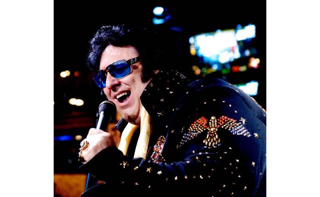 <strong>Big Elvis:</strong> Ir a Las Vegas e não assistir ao menos a um cover do Rei do Rock é quase um sacrilégio. Peter Vallee é uma espécie de versão “rechonchuda” do cantor, “The Pelvis”, e se apresenta de segunda a sexta-feira no <a href="https://www.billslasvegas.com/" rel="Gamblin Bill & Saloon">Gamblin Bill & Saloon</a>, às 15h, 17h e 18h30. Cantando os sucessos da carreira do Rei, o “Big Elvis” interage com o público e convida os participantes para participar do show. <strong>Big Elvis:</strong> Ir a Las Vegas e não assistir ao menos a um cover do Rei do Rock é quase um sacrilégio. Peter Vallee é uma espécie de versão “rechonchuda” do cantor, “The Pelvis”, e se apresenta de segunda a sexta-feira no <a href="https://www.billslasvegas.com/" rel="Gamblin Bill & Saloon">Gamblin Bill & Saloon</a>, às 15h, 17h e 18h30. Cantando os sucessos da carreira do Rei, o “Big Elvis” interage com o público e convida os participantes para participar do show.