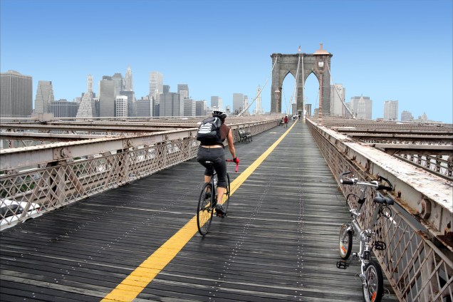 Ciclista na Ponte do Brooklyn em Nova York, Estados Unidos