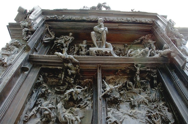<em>As Portas do Inferno</em>, obra-prima de Auguste Rodin, em seu museu em Paris