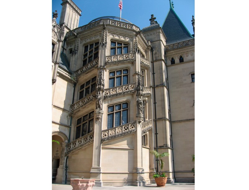 <strong>Biltmore Estate,  Asheville, <a href="https://viajeaqui.abril.com.br/paises/estados-unidos" rel="Estados Unidos" target="_blank">Estados Unidos</a></strong>        E nem mesmo as escadas escapam. Ali, o vidro acompanha a curvatura, conferindo um design clássico, mas diferente