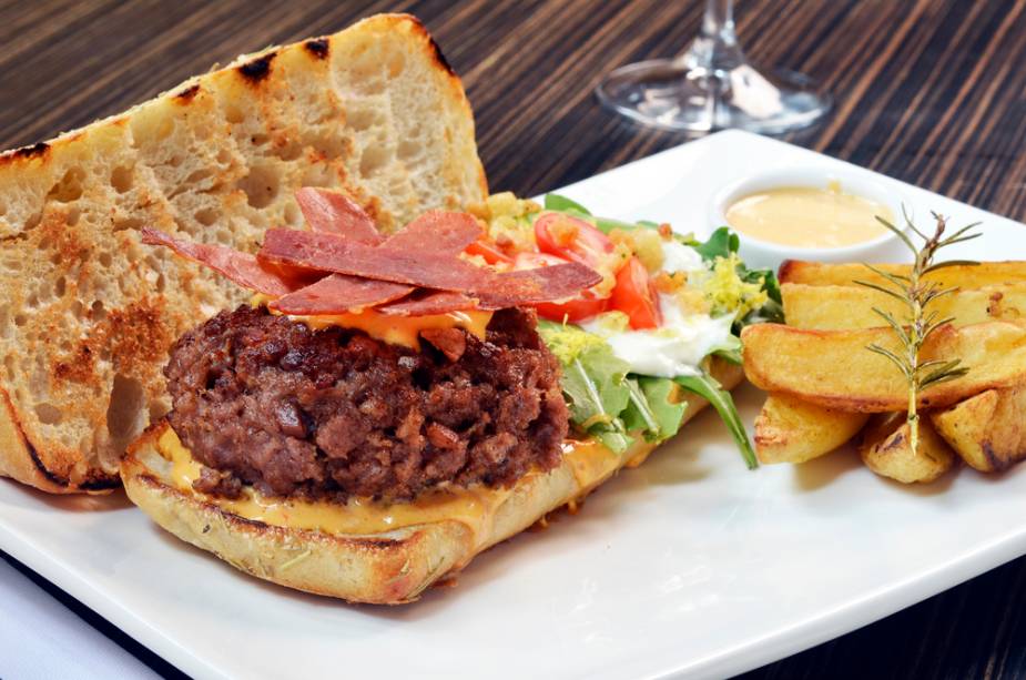 O restaurante <a href="https://viajeaqui.abril.com.br/estabelecimentos/br-sp-sao-paulo-restaurante-biondi" rel="Biondi">Biondi</a>, no Itaim Bibi, preparou para o São Paulo Burguer Fest um hambúrguer de vitela, presunto San Daniele, burrata, tomatinho assado, rúcula e maionese ao pomodoro O restaurante <a href="https://viajeaqui.abril.com.br/estabelecimentos/br-sp-sao-paulo-restaurante-biondi" rel="Biondi">Biondi</a>, no Itaim Bibi, preparou para o São Paulo Burguer Fest um hambúrguer de vitela, presunto San Daniele, burrata, tomatinho assado, rúcula e maionese ao pomodoro