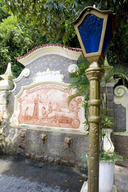 <strong><a href="https://viajeaqui.abril.com.br/estabelecimentos/br-sp-sao-vicente-atracao-biquinha-de-anchieta" rel="Biquinha de Anchieta" target="_blank">Biquinha de Anchieta</a></strong>        Era onde hoje está a fonte pública de São Vicente (SP) que o beato ensinava catolicismo aos índios. Ali perto, há uma estátua do beato.