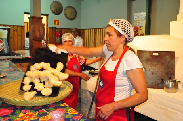 O <strong>biscoito de polvilho</strong> assado na fornalha é um clássico nas festas regionais em Minas Gerais, como no Festival de Gastronomia e Cultura da Roça, em Gonçalves