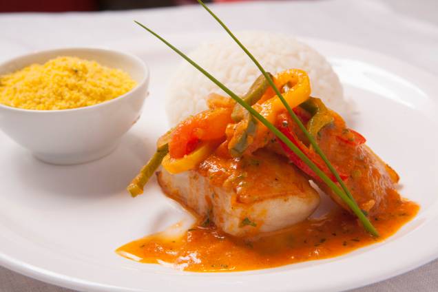 Moqueca de dourado servida com arroz branco e farofa de milho em flocos, prato principal do almoço do <a href="https://viajeaqui.abril.com.br/estabelecimentos/br-rj-rio-de-janeiro-restaurante-bistrot-du-leme-hotel-leme-othon-palace" rel="Bistrot du Leme"><strong>Bistrot du Leme</strong></a> na Rio Restaurant Week<br /> Moqueca de dourado servida com arroz branco e farofa de milho em flocos, prato principal do almoço do <a href="https://viajeaqui.abril.com.br/estabelecimentos/br-rj-rio-de-janeiro-restaurante-bistrot-du-leme-hotel-leme-othon-palace" rel="Bistrot du Leme"><strong>Bistrot du Leme</strong></a> na Rio Restaurant Week<br />
