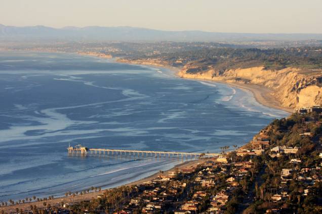Antes conhecida como Torrey Pines State and City Beach, a Black’s Beach é <strong><em>clothing optional</em></strong>, ou seja, aproveitar a praia com trajes de banho é opcional. A faixa onde se pode deixar a inibição de lado é <strong>entre Mussel Rocks</strong>, ao norte, <strong>e Salk Institute Road</strong>, ao sul Antes conhecida como Torrey Pines State and City Beach, a Black’s Beach é <strong><em>clothing optional</em></strong>, ou seja, aproveitar a praia com trajes de banho é opcional. A faixa onde se pode deixar a inibição de lado é <strong>entre Mussel Rocks</strong>, ao norte, <strong>e Salk Institute Road</strong>, ao sul