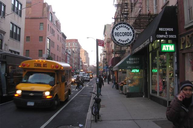 <strong>Bleecker Street, <a href="http://viajeaqui.abril.com.br/cidades/estados-unidos-nova-york" rel="Nova York" target="_blank">Nova York</a></strong>                "Um dos meus roteiros preferidos em NY é andar a Bleecker Street, sentido West-East. A rua é cheia de lojas e restaurantes e corta praças e parques como o Bleecker Playground, o Minetta Green, a Father Demo Square e, na 2nd Street com a Bowery, o Albert’s Garden."
