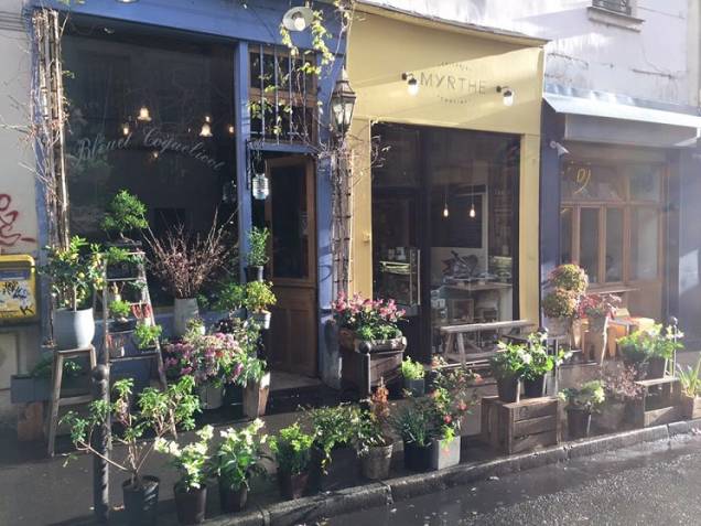 Do lado droit, na rua transversal La Grange aux Belle, a pequena floricultura <a href="https://www.bleuetcoquelicot.fr/" rel="Bleuet Coquelicot" target="_blank">Bleuet Coquelicot</a> parece cenário de filme francês. Há dez anos tocando o negócio, o dono, alcunhado Tom des Fleurs, é um apaixonadão pelas flores à antiga. As mudanças do bairro não o desanimam. "Tenho clientes de longa data, mas sei acompanhar as transformações aqui", diz Tom, o das flores. Do lado droit, na rua transversal La Grange aux Belle, a pequena floricultura <a href="https://www.bleuetcoquelicot.fr/" rel="Bleuet Coquelicot" target="_blank">Bleuet Coquelicot</a> parece cenário de filme francês. Há dez anos tocando o negócio, o dono, alcunhado Tom des Fleurs, é um apaixonadão pelas flores à antiga. As mudanças do bairro não o desanimam. "Tenho clientes de longa data, mas sei acompanhar as transformações aqui", diz Tom, o das flores.