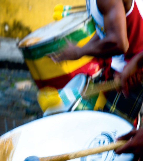 Bloco afro nas ruas do <a href="https://viajeaqui.abril.com.br/estabelecimentos/br-ba-salvador-atracao-pelourinho" rel="Pelourinho" target="_blank">Pelourinho</a>