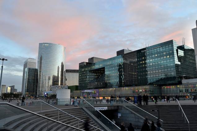 O complexo de La Defense surgiu a noroeste do centro de Paris para servir como um grande centro financeiro-comercial O complexo de La Defense surgiu a noroeste do centro de Paris para servir como um grande centro financeiro-comercial