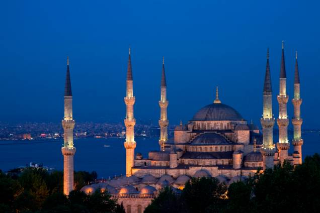 <strong>Mesquita Azul, <a href="http://viajeaqui.abril.com.br/cidades/turquia-istambul" rel="Istambul" target="_blank">Istambul</a>, Turquia</strong><br />        O estilo arquitetônico otomano chegou ao seu ápice com a Cami Sultão Ahmed (1617), um grande aperfeiçoamento técnico das cúpulas de <a href="http://viajeaqui.abril.com.br/estabelecimentos/turquia-istambul-atracao-santa-sofia" rel="Hagia Sofia" target="_blank">Hagia Sofia</a>, acrescido de seis dramáticos minaretes. Projetada por Mehmed Agha, é popularmente conhecida como <a href="http://viajeaqui.abril.com.br/estabelecimentos/turquia-istambul-atracao-mesquita-azul" rel="Mesquita Azul" target="_blank">Mesquita Azul</a>