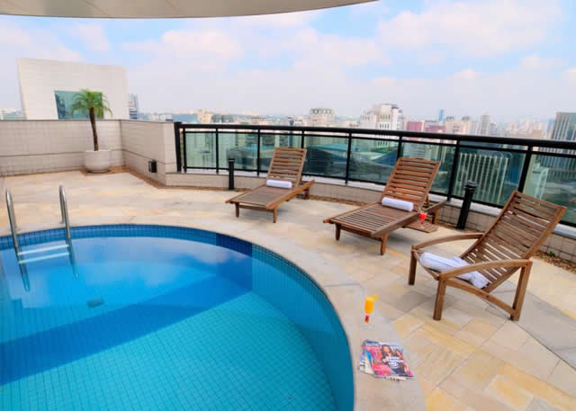 Área da piscina do <strong>Blue Tree Faria Lima</strong>, localizado em <a href="https://viajeaqui.abril.com.br/cidades/br-sp-sao-paulo" rel="São Paulo" target="_blank">São Paulo</a>, <a href="https://viajeaqui.abril.com.br/estados/br-sao-paulo" rel="São Paulo" target="_blank">São Paulo</a>