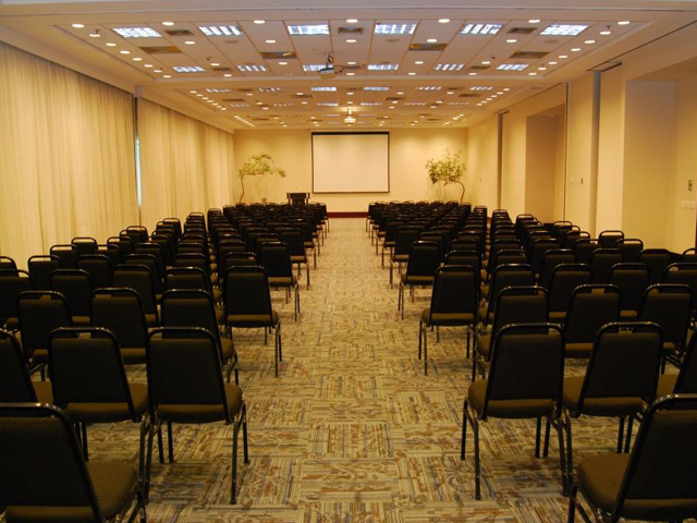 Salão de convenção com divisórias do <strong>Blue Tree Faria Lima</strong>, localizado em <a href="https://viajeaqui.abril.com.br/cidades/br-sp-sao-paulo" rel="São Paulo" target="_blank">São Paulo</a>, <a href="https://viajeaqui.abril.com.br/estados/br-sao-paulo" rel="São Paulo" target="_blank">São Paulo</a>