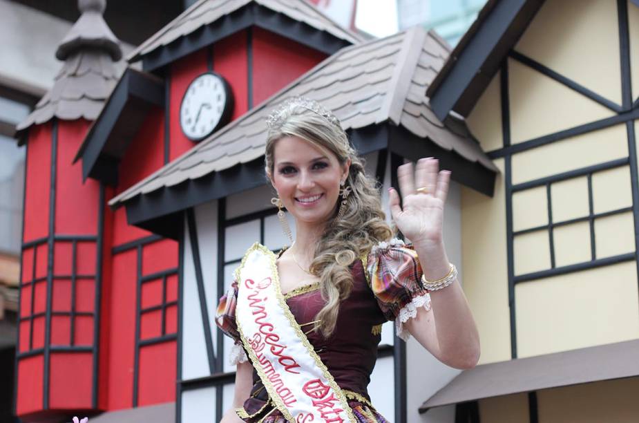 Princesa <a href="http://viajeaqui.abril.com.br/estabelecimentos/br-sc-blumenau-atracao-oktoberfest" rel="Oktoberfest" target="_blank">Oktoberfest</a> 2011 acena para o público durante desfile