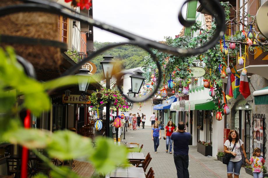 A <a href="http://viajeaqui.abril.com.br/estabelecimentos/br-sc-blumenau-atracao-parque-vila-germanica" rel="Via Germânica" target="_blank">Vila Germânica</a> de <a href="http://viajeaqui.abril.com.br/cidades/br-sc-blumenau" rel="Blumenau (SC)" target="_blank">Blumenau (SC)</a> imita uma vila alemã, sedia a <a href="http://viajeaqui.abril.com.br/estabelecimentos/br-sc-blumenau-atracao-oktoberfest" rel="Oktoberfest" target="_blank">Oktoberfest</a> (e os principais eventos da cidade) em imensos pavilhões. Tem duas alamedas com choperias, restaurantes de comida típica e lojas