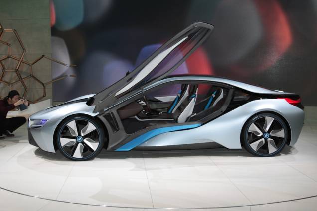 A BMW também aposta suas fichas em tecnologias híbridas com o i8 Concept, seu protótipo que combina motor interno a combustão e sistema plug-in A BMW também aposta suas fichas em tecnologias híbridas com o i8 Concept, seu protótipo que combina motor interno a combustão e sistema plug-in