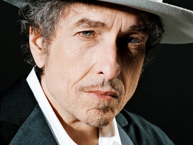 <strong>BOB DYLAN</strong><br />      <br />      Considerado um dos melhores músicos e compositores da história (ele foi escolhido o segundo melhor artista de todos os tempos pela <em>Rolling Stone</em>, atrás apenas dos Beatles), Bob Dylan é dono de inúmeros hits como <em>Like a Rolling Stone, Knockin’ On Heaven’s Door </em>e <em>Hurricane</em>. Dylan esteve no Brasil em 2008, mas os fãs comemoraram a notícia como se ele não viesse há décadas – compreensível. Todos já se preparam para cantar junto os grandes clássicos da turnê <em>Never Ending</em>!<br />      <br />      <strong>Onde e Quando: </strong>Rio de Janeiro, dia 15 de abril, no Citibank Hall. Brasília, dia 17, no Ginásio Nilson Nelson. Belo Horizonte (MG), dia 19, no Chevrolet Hall. São Paulo, dias 21 e 22, no Credicard Hall. Porto Alegre (RS), dia 24, no Pepsi On Stage<br />      <br />      <strong>Ingressos: </strong>no Rio de Janeiro e em São Paulo, clientes Credicard, Citibank e Diners contam com pré-venda exclusiva entre 27 de fevereiro e 04 de março no site <a href="https://premier.ticketsforfun.com.br" rel="Tickets for Fun" target="_blank">Tickets for Fun</a>. O público em geral poderá adquirir ingressos a partir de 5 de março. Não haverá pré-venda para os shows em Brasília, Belo Horizonte e Porto Alegre: todos poderão comprar ingressos a partir do dia 27 de fevereiro