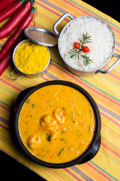 Bobó de camarão com arroz e farofa de dendê do restaurante Aconchego Carioca, no Rio de Janeiro