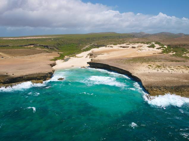 A belíssima praia de Boca Prins, com seus paredões de pedra e mar revoltoso A belíssima praia de Boca Prins, com seus paredões de pedra e mar revoltoso