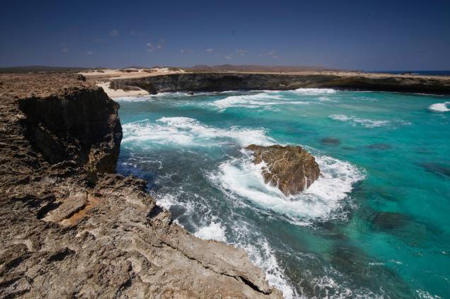 Vista do mar azuladíssimo de Boca Prins a partir do alto de uma das falésias da praia Vista do mar azuladíssimo de Boca Prins a partir do alto de uma das falésias da praia