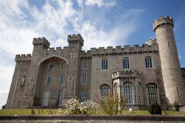 O Castelo Bodelwyddan foi construído no século e é célebre por conta de seus jardins e das histórias sobre seus fantasmas