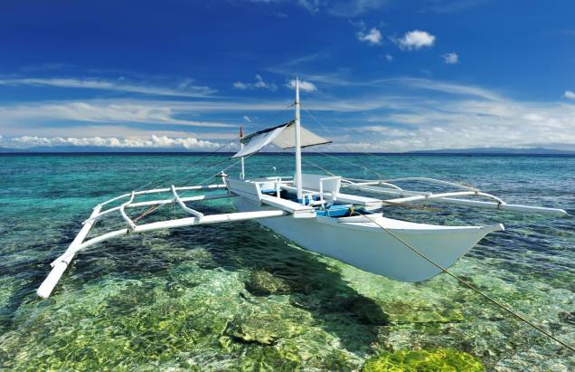 A ilha de Bohol está no centro do arquipélago das Filipinas, e além de ter praias exuberantes, o seu interior também é peculiar. Os moradores têm uma cultura própria, consolidada, e as paisagens naturais de colinas de calcário fazem parte das atrações turísticas não-litorâneas