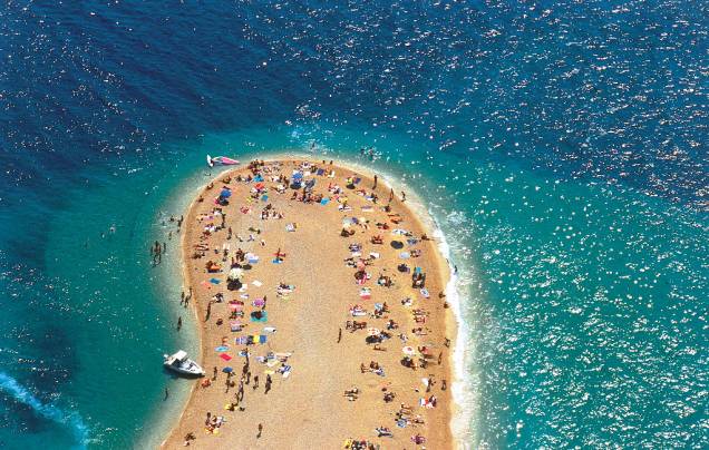 Detalhe da ponta da praia de Zlati Rat, uma pequena península de areia na ilha de Brač, perto da cidade de Bol <a href="https://www.booking.com/city/hr/bol.pt-br.html?aid=332455&label=viagemabril-croacia" rel="Veja preços de hotéis próximos à praia de Zlatni Rat no Booking.com" target="_blank">Veja preços de hotéis próximos à praia de Zlatni Rat no Booking.com</a> Detalhe da ponta da praia de Zlati Rat, uma pequena península de areia na ilha de Brač, perto da cidade de Bol <a href="https://www.booking.com/city/hr/bol.pt-br.html?aid=332455&label=viagemabril-croacia" rel="Veja preços de hotéis próximos à praia de Zlatni Rat no Booking.com" target="_blank">Veja preços de hotéis próximos à praia de Zlatni Rat no Booking.com</a>