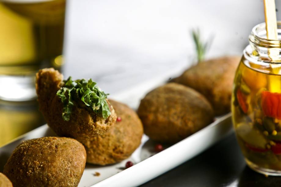 Bolinho de virado à paulista do restaurante Aconchego Carioca, no Rio de Janeiro