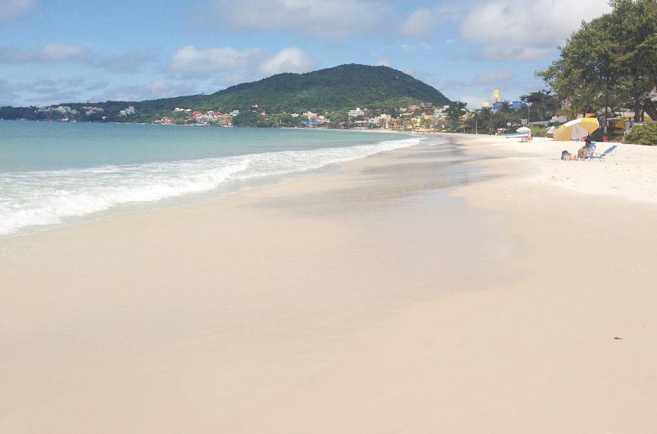 A faixa de areia branquinha é mais um atrativo da praia central