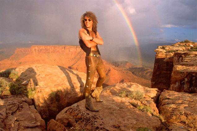 <strong>1. <a href="http://www.youtube.com/watch?v=MfmYCM4CS8o" rel="Bon Jovi - Blaze of Glory" target="_blank">Bon Jovi - Blaze of Glory</a> - Deserto de Moab, Utah, <a href="http://viajeaqui.abril.com.br/paises/estados-unidos" rel="Estados Unidos" target="_self">Estados Unidos</a> </strong>                    Cabelão ao vento, peitoral à mostra: Jon Bon Jovi era o sonho de consumo de nove entre dez adolescentes dos anos 80/90 – e continua com esse sex appeal até os dias de hoje. O álbum homônimo da banda, lançado em 1990, vendeu mais de duas milhões de cópias só nos Estados Unidos e ganhou duas platinas. <strong><a href="http://www.youtube.com/watch?v=MfmYCM4CS8o" rel="Assista aqui" target="_blank">Assista aqui</a></strong>                    <em><a href="http://www.booking.com/city/us/moab.pt-br.html?sid=efe6c9de408bb8d78e20e017e616e9f8;dcid=1?aid=332455&label=viagemabril-locacoes-de-videoclipes" rel="Veja preços de hotéis em Moab no Booking.com" target="_blank">Veja preços de hotéis em Moab no Booking.com</a></em>
