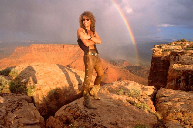 <strong>1. <a href="https://www.youtube.com/watch?v=MfmYCM4CS8o" rel="Bon Jovi - Blaze of Glory" target="_blank">Bon Jovi - Blaze of Glory</a> - Deserto de Moab, Utah, <a href="https://viajeaqui.abril.com.br/paises/estados-unidos" rel="Estados Unidos" target="_self">Estados Unidos</a> </strong>                    Cabelão ao vento, peitoral à mostra: Jon Bon Jovi era o sonho de consumo de nove entre dez adolescentes dos anos 80/90 – e continua com esse sex appeal até os dias de hoje. O álbum homônimo da banda, lançado em 1990, vendeu mais de duas milhões de cópias só nos Estados Unidos e ganhou duas platinas. <strong><a href="https://www.youtube.com/watch?v=MfmYCM4CS8o" rel="Assista aqui" target="_blank">Assista aqui</a></strong>                    <em><a href="https://www.booking.com/city/us/moab.pt-br.html?sid=efe6c9de408bb8d78e20e017e616e9f8;dcid=1?aid=332455&label=viagemabril-locacoes-de-videoclipes" rel="Veja preços de hotéis em Moab no Booking.com" target="_blank">Veja preços de hotéis em Moab no Booking.com</a></em>