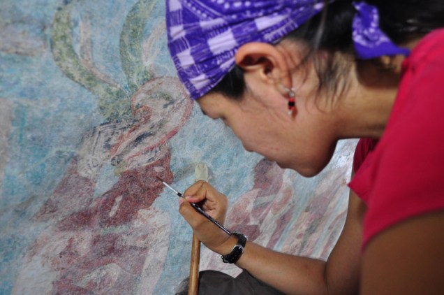 <strong>Bonampak</strong><br />Todos os acontecimentos narrados nos murais compreendem um extenso período histórico que culmina nos anos de 790 a 792 d.C., quando começa a decadência de Bonampak. A cidade então permaneceria encoberta pela selva por quase 12 séculos. Os trabalhos de recuperação das pinturas murais começaram apenas em 2009, sob a coordenação da restauradora Haydee Orea Magaña