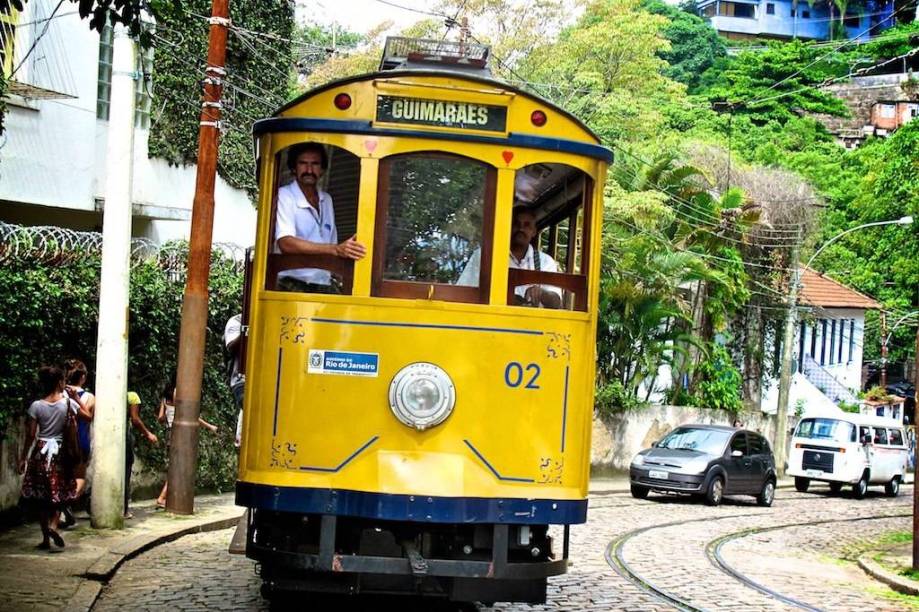 O <a href="https://bardomineiro.net/" target="_blank">Bar do Mineiro</a> é quase colado ao Largo dos Guimarães, parada do bonde (em fase de testes, após o acidente de 2011) e confluência de vias como Almirante Alexandrino e Ladeira do Castro. Nas cercanias há cafés, restaurantes, cinema e o Hotel Santa Teresa, que recebeu Amy Winehouse – e, num passado remoto, foi residência do Joaquim Fonseca Guimarães que dá nome ao largo.