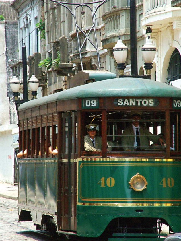 O passeio de bonde percorre o Centro Histórico de Santos