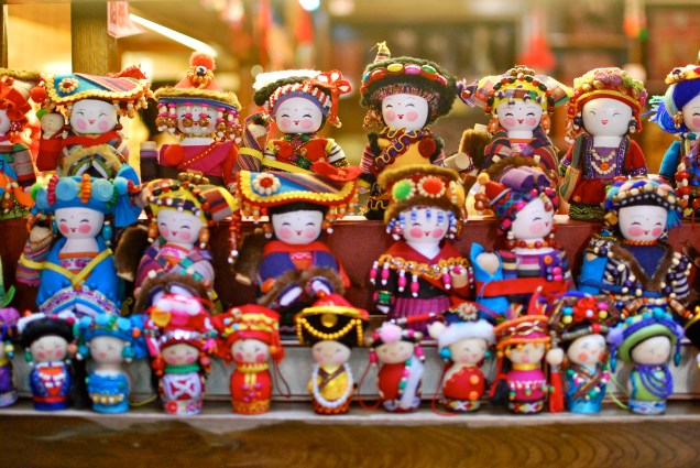 As bonecas são muito presentes e comuns na cultura chinesa. Estas, com roupas supercoloridas, representam minorias étnicas do país