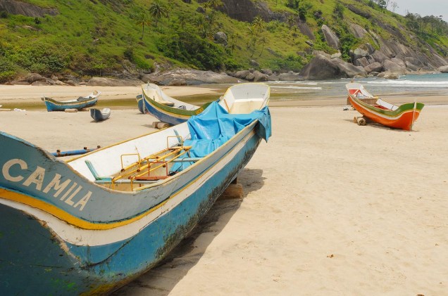 Barquinhos de pescadores deixam a praia com ar de inexplorada pelo turismo de massa